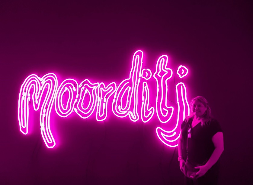 Amanda Bell, From our lip, mouths, throats and belly, 2021, neon, audio, 158 x 300 x 6cm