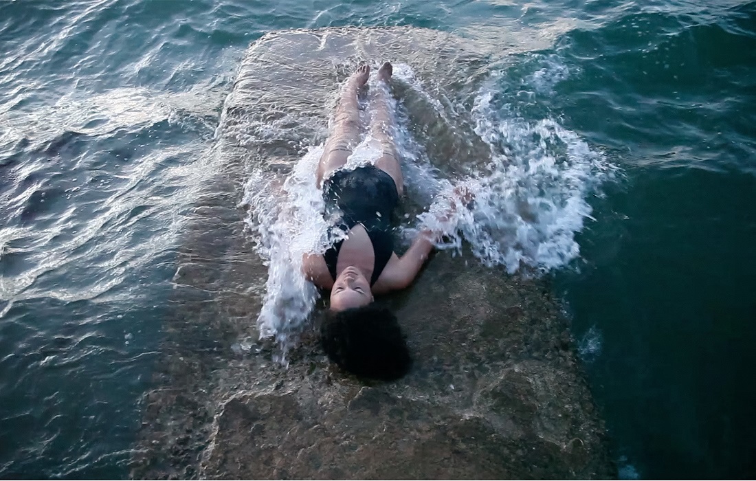 Angela Tiatia, Holding On, 2015, single-channel HD video, 12 mins 11 secs. Image courtesy the artist and Sullivan+Strumpf